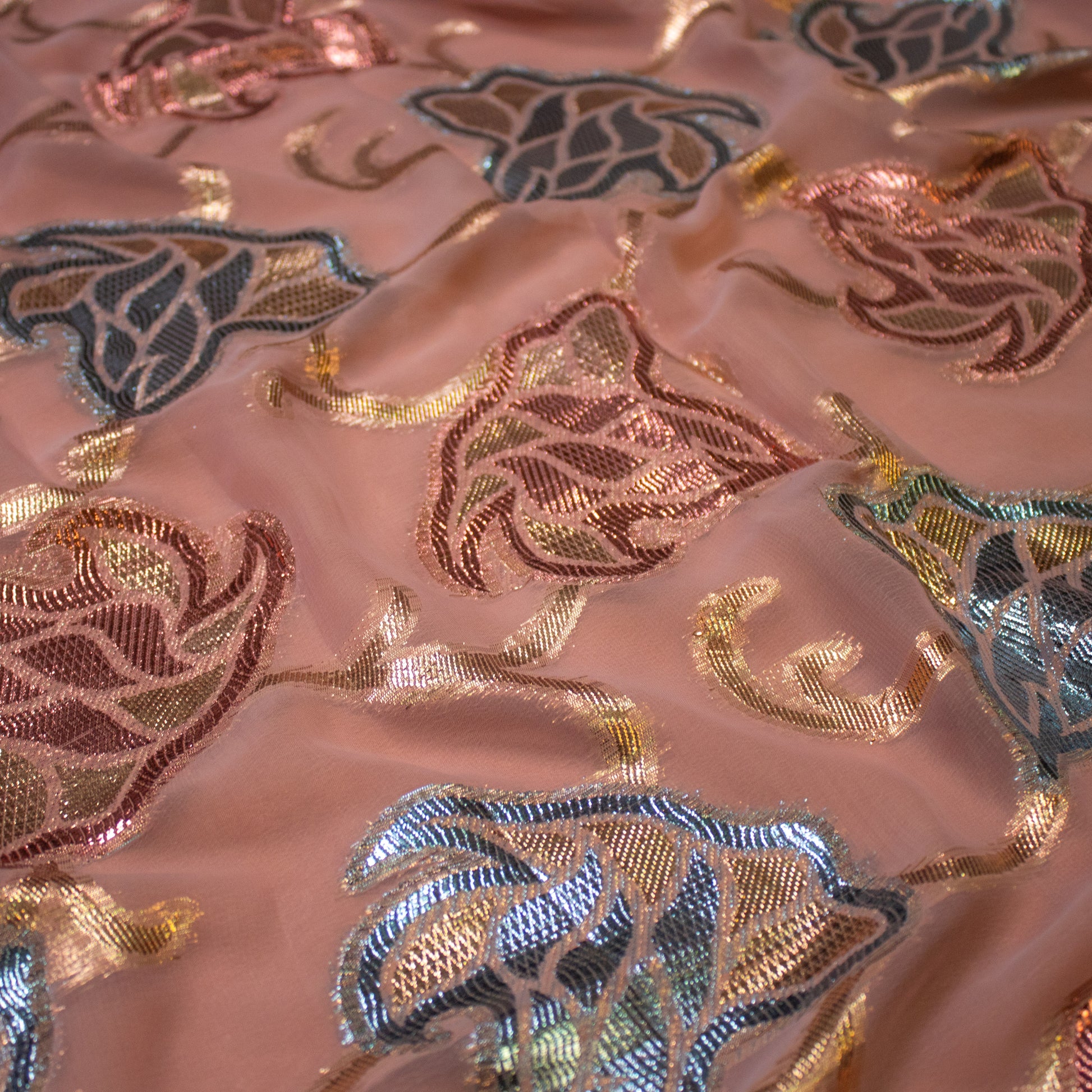 Experience the extraordinary with our Alma Dirac Fransawi. Intricately crafted from fine fabric, adorned with captivating floral patterns, this Somali Dirac is set to turn heads.
