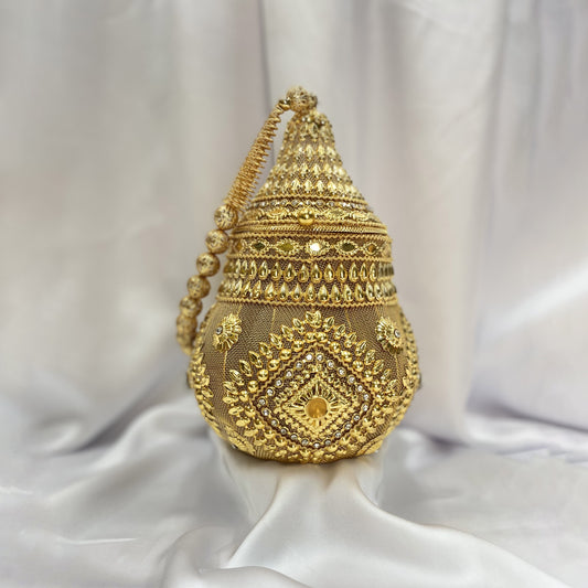 Shine on your big day with our exquisite gold-plated bridal bag. Elevate your bridal look with this luxurious accessory, meticulously crafted to perfection