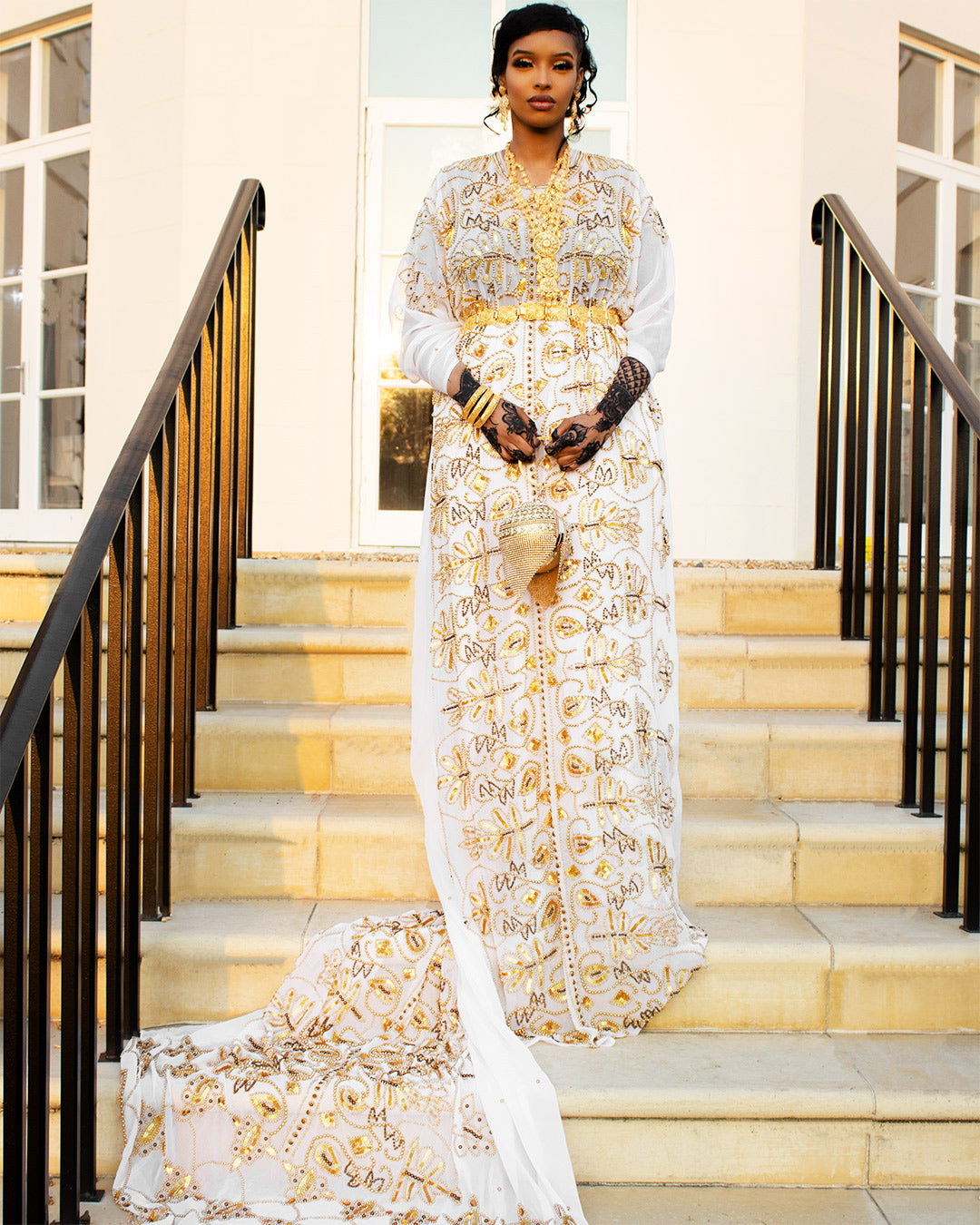 This beautiful Somali White Bridal Dirac is 4,5 meters long, the perfect size for a long captivating dress. this piece is a full set with a matching gorgorad (underpiece) and garbarsaar (shawl)