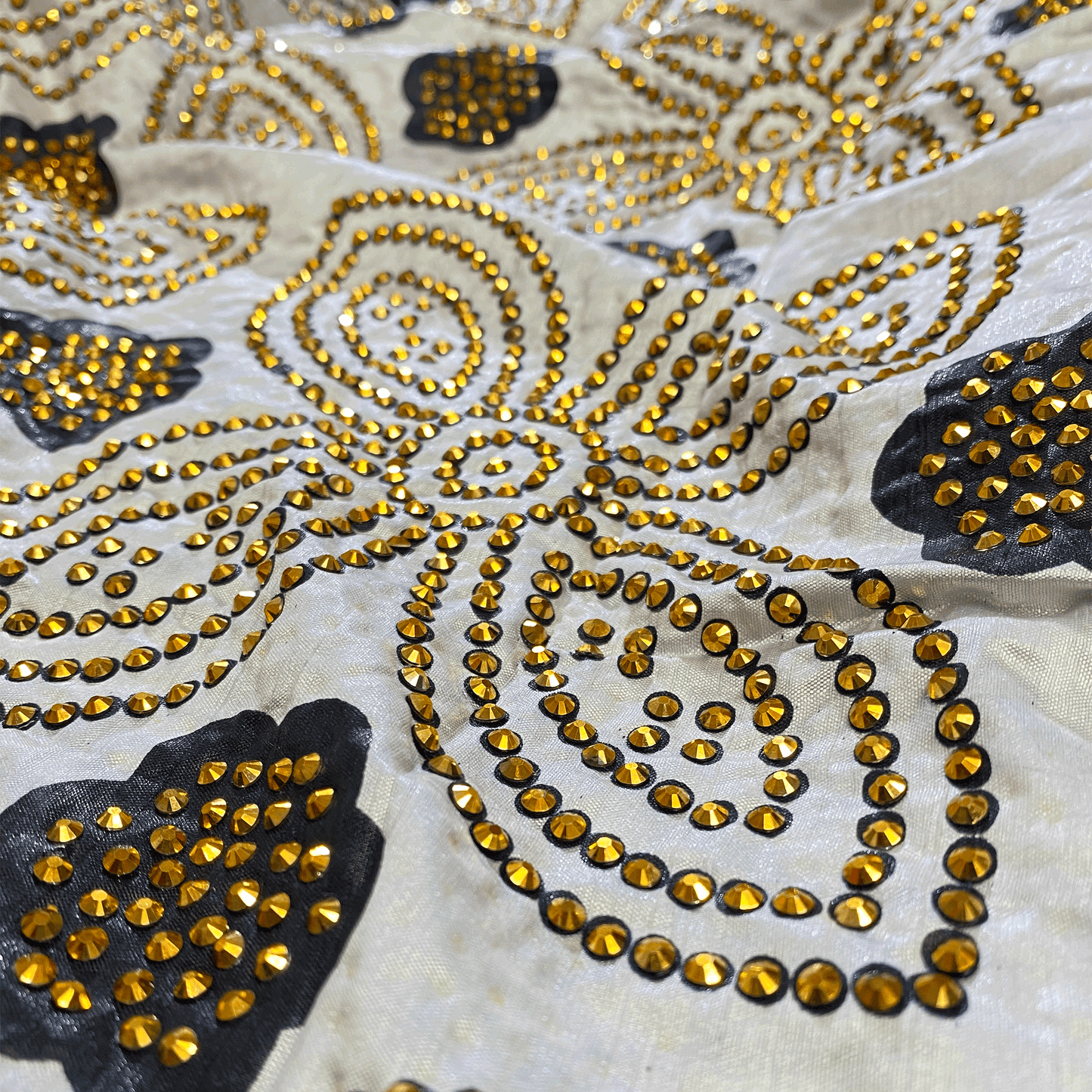 This Gorgeous traditional Shash will create the ultimate traditional Somali look, if you're looking to bring that extra touch of tradition into your wedding, look no further. Here we have a 3 piece set Shaash with original beautiful intricate print. with a modern twist of Gold stones.