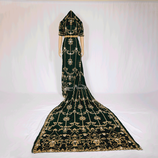 This emerald green Velvet Bridal Dirac is 4,5 meters long, the perfect size for a long captivating dress. this piece is a full set with a matching gorgorad (underpiece) and garbarsaar (shawl).