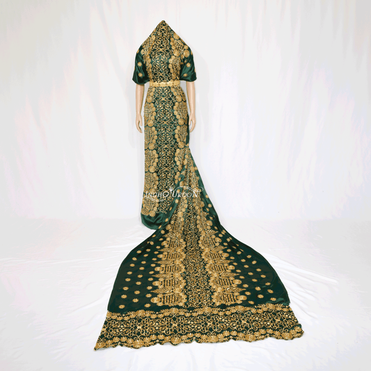 This emerald green Bridal Dirac is 4,5 meters long, the perfect size for a long captivating dress. this piece is a full set with a matching gorgorad (underpiece) and garbarsaar (shawl).