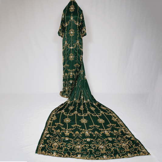 This emerald green Bridal Dirac is 4,5 meters long, the perfect size for a long captivating dress. this piece is a full set with a matching gorgorad (underpiece) and garbarsaar (shawl).